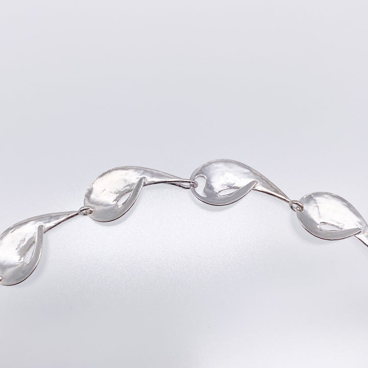 FLOWING NECKLACE