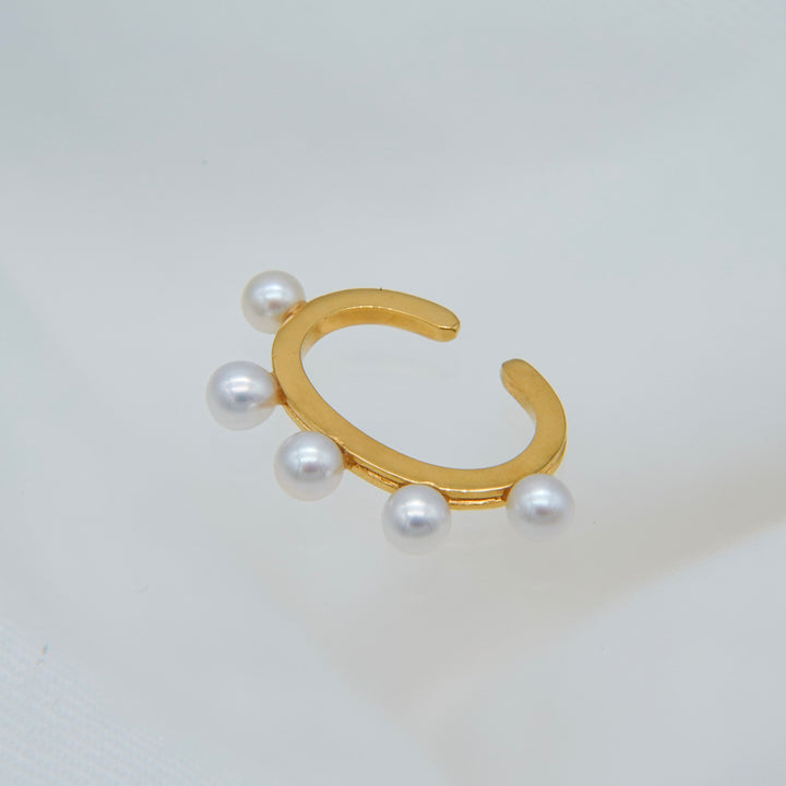 Dotted pearl earcuff