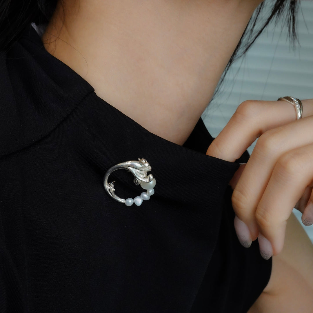 BAROQUE PEARL CIRCLE LEAF BROOCH