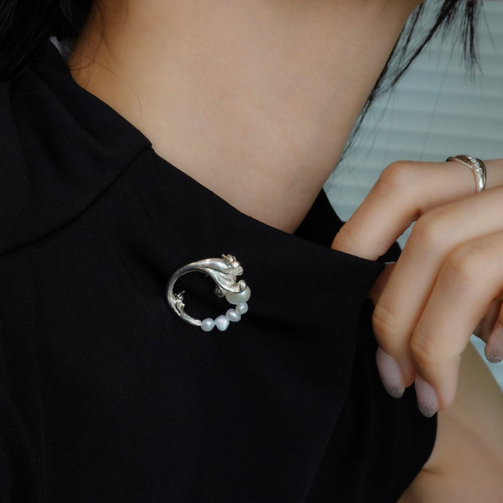 BAROQUE PEARL CIRCLE LEAF BROOCH