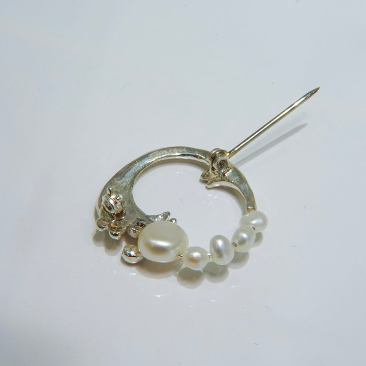 BAROQUE PEARL CIRCLE LEAF BROOCH