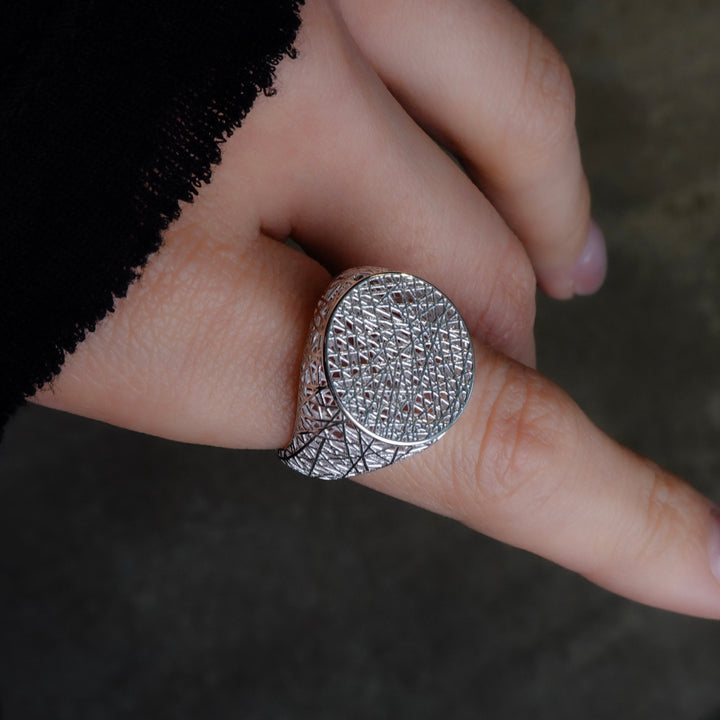 irregularly intersecting mesh ring [Tōkan1]