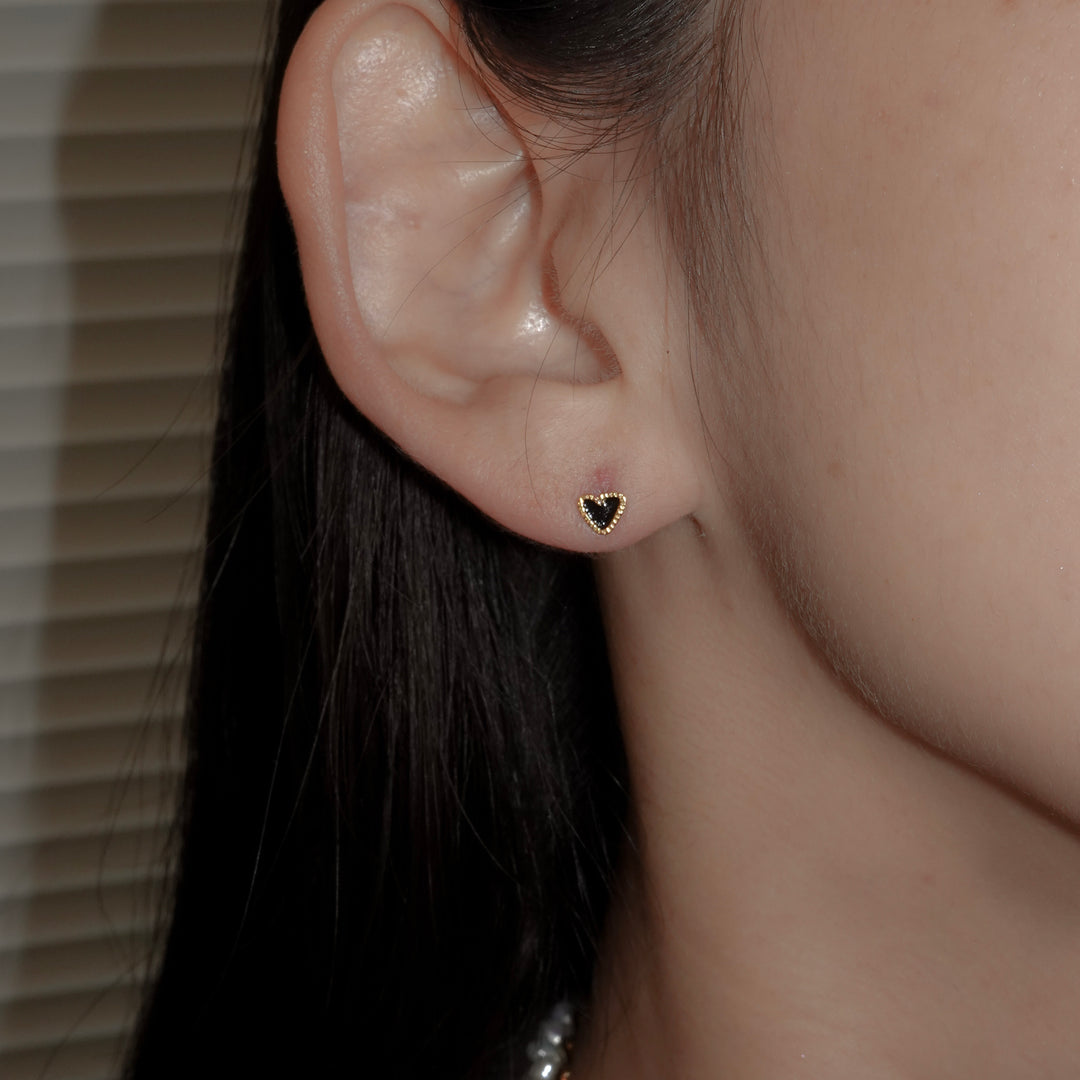 YU-KIN TINY HEAT EARRINGS