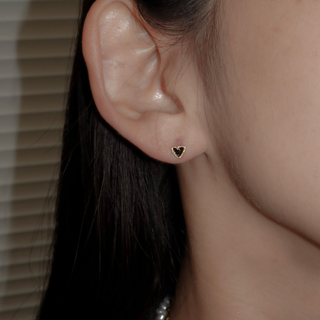 YU-KIN TINY HEAT EARRINGS