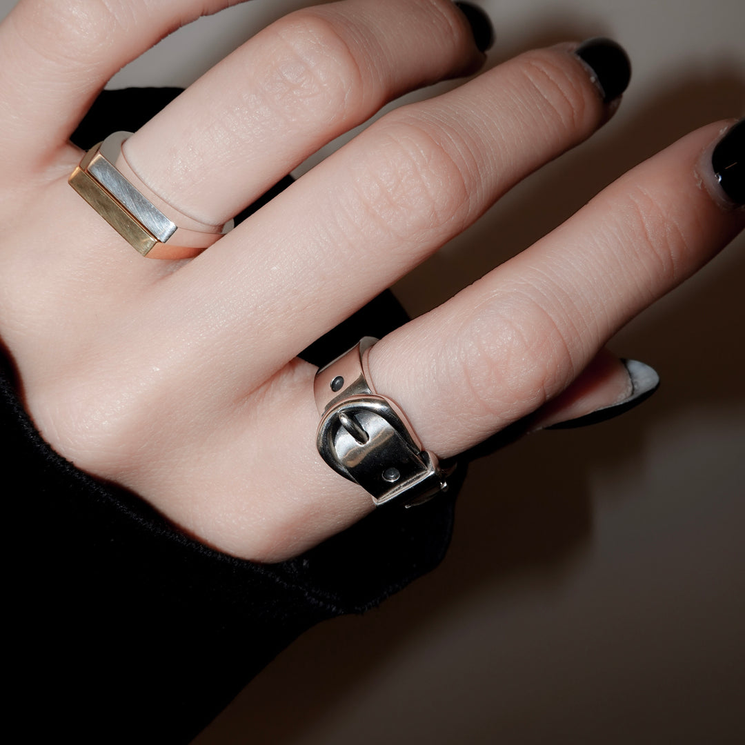 "Buckle" ring