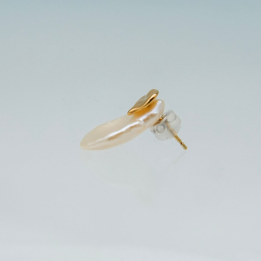 〈山〉 シルバー 花びら パールピアス