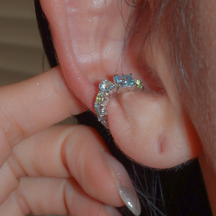 DEW EAR CUFF -S-_10KWG x Blue Topaz x Peridot