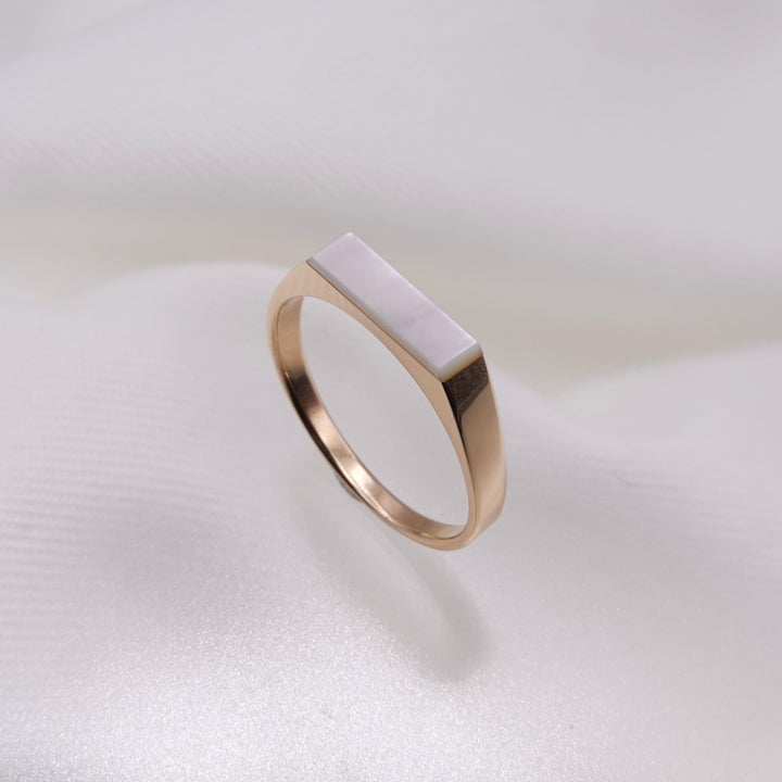 NARROW SHELL SIGNET RING