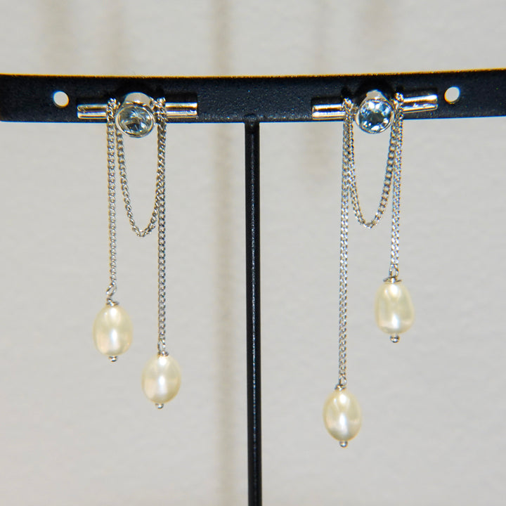 Axis earring with pearl chain