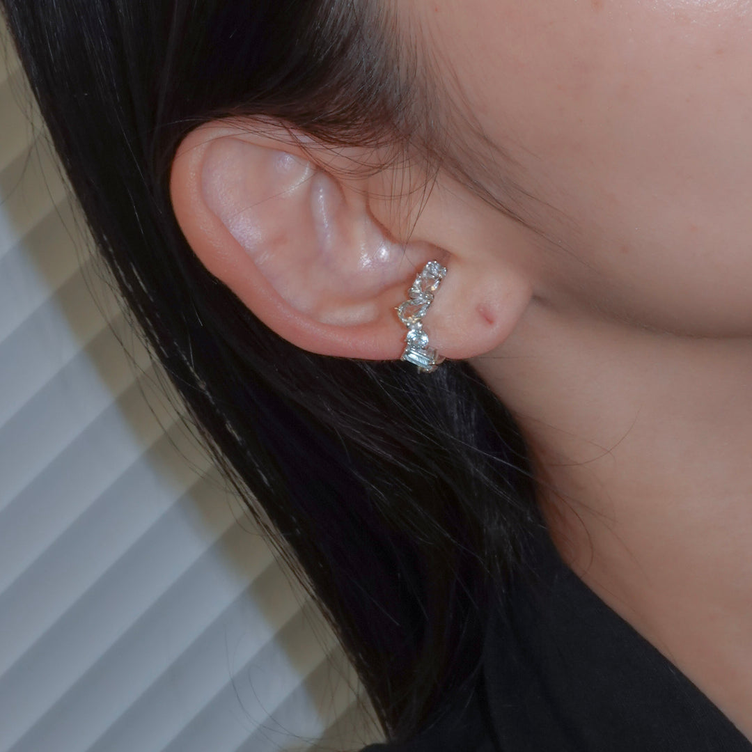 DEW EAR CUFF -M-_10KWG x Blue Topaz x White Topaz