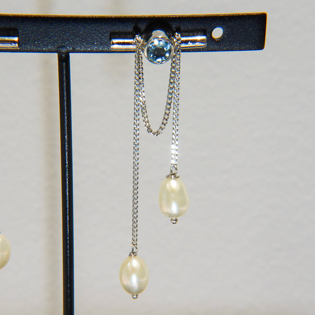Axis earring with pearl chain
