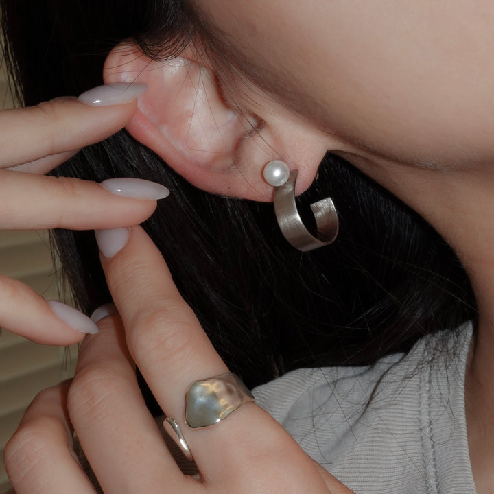 BOX RING pierced earring pearl