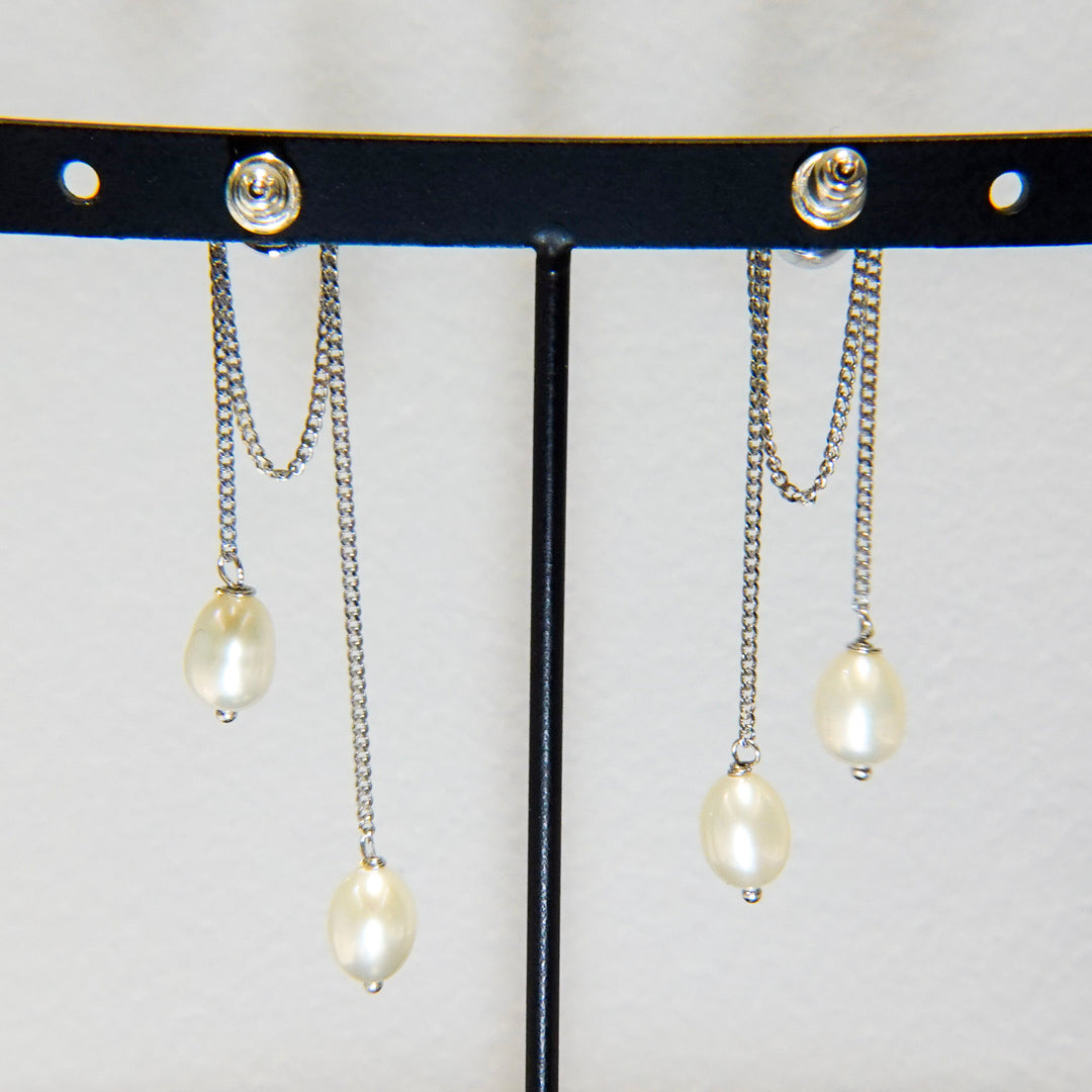 Axis earring with pearl chain