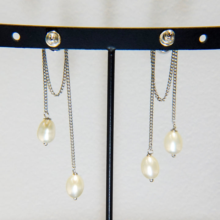 Axis earring with pearl chain