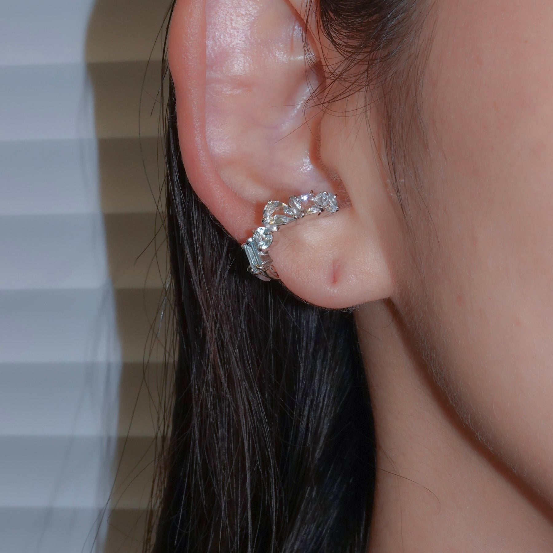 DEW EAR CUFF -M-_10KWG x Blue Topaz x White Topaz – unigem