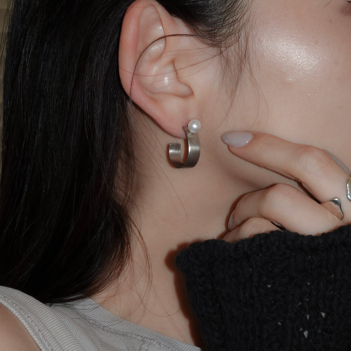 BOX RING pierced earring pearl