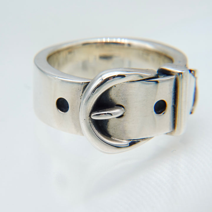 "Buckle" ring