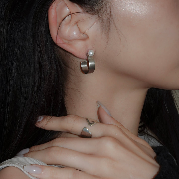 BOX RING pierced earring pearl