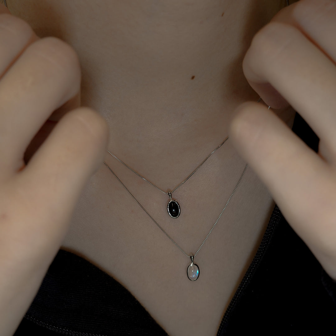 petit amulet necklace (Pt900 x onyx)