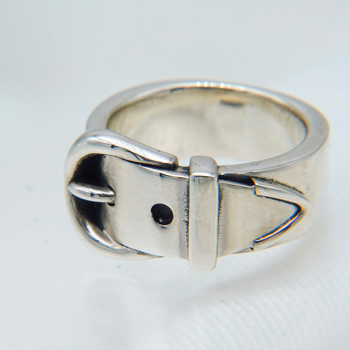 "Buckle" ring