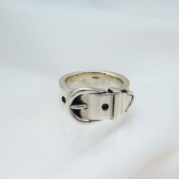"Buckle" ring
