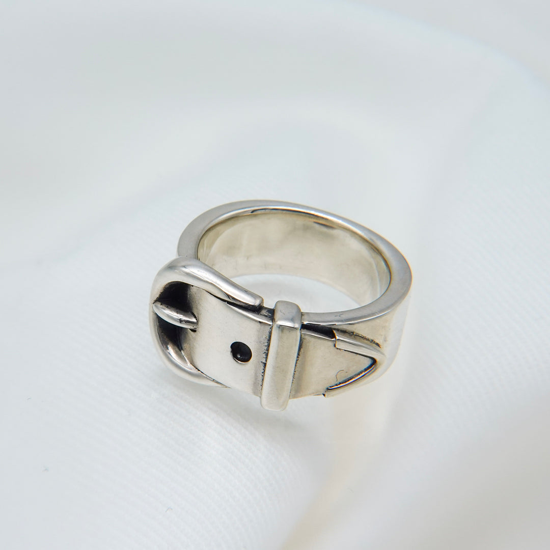 "Buckle" ring