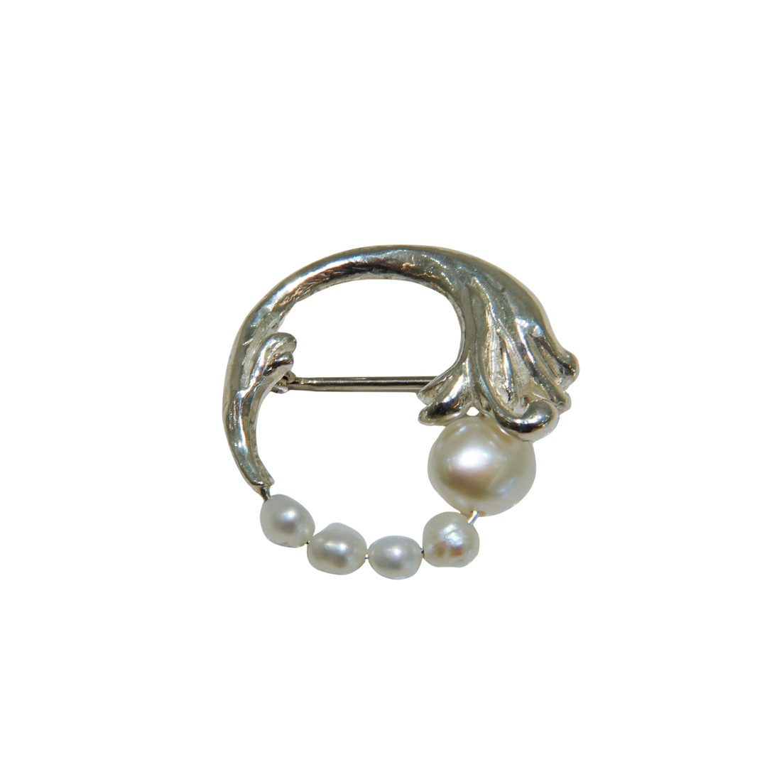 BAROQUE PEARL CIRCLE LEAF BROOCH