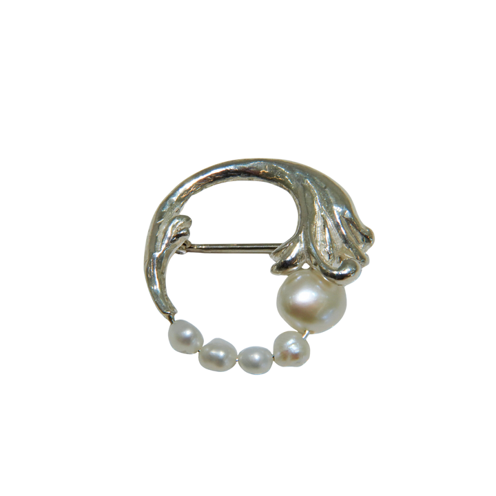 BAROQUE PEARL CIRCLE LEAF BROOCH