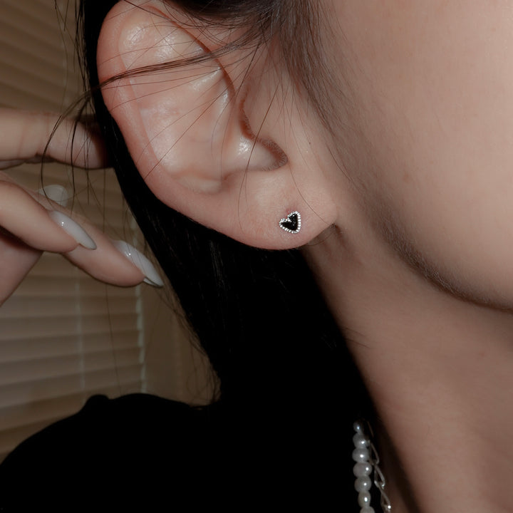 YU-KIN TINY HEAT EARRINGS