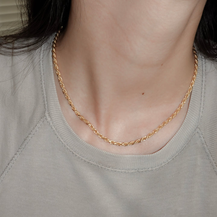 SIMPLE LAYERED M NECKLACE