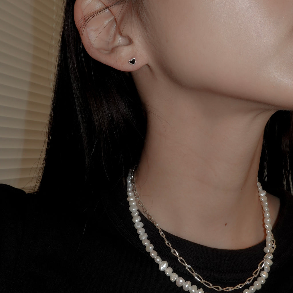 YU-KIN TINY HEAT EARRINGS