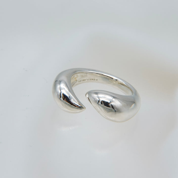 KĀNTI / Fang Ring