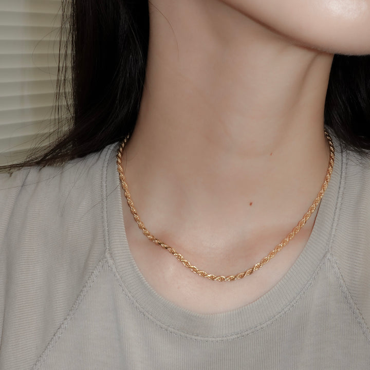 SIMPLE LAYERED M NECKLACE