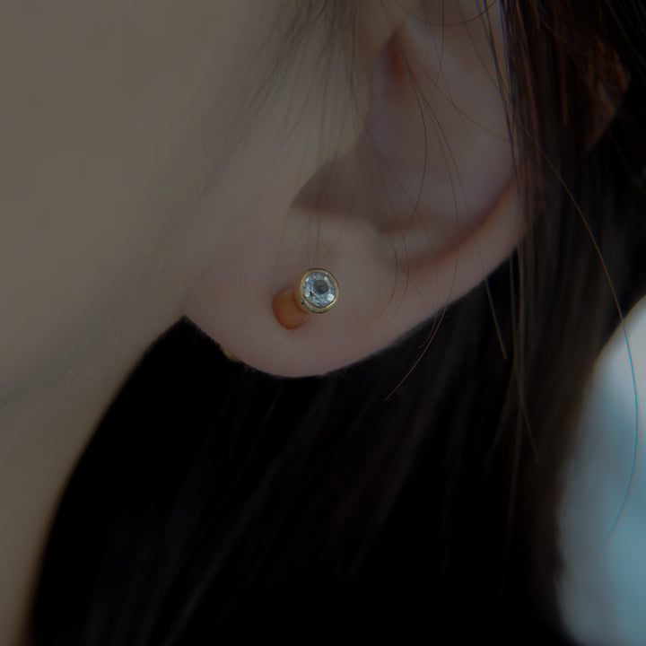 TWO-SIDED WHITE EARRING