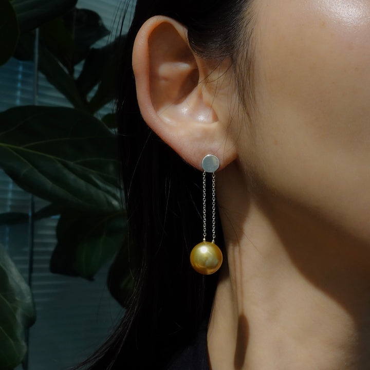 AMEMBO Silver GoldenPearl Swing Pierced Earrings
