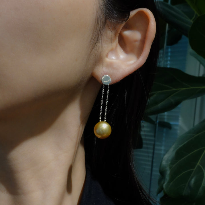 AMEMBO Silver GoldenPearl Swing Pierced Earrings
