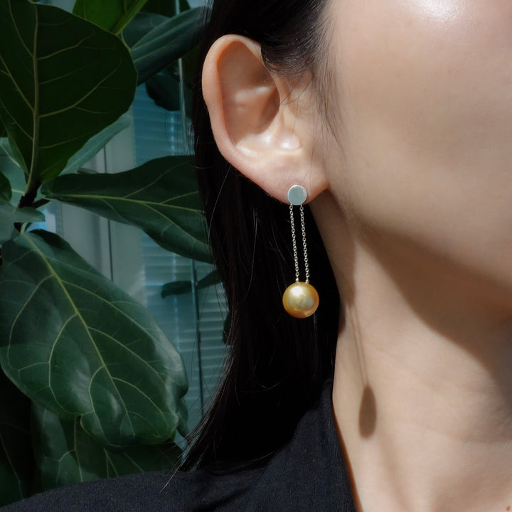 AMEMBO Silver GoldenPearl Swing Pierced Earrings