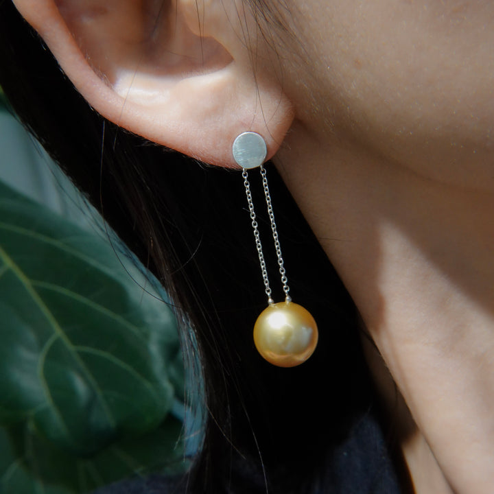 AMEMBO Silver GoldenPearl Swing Pierced Earrings