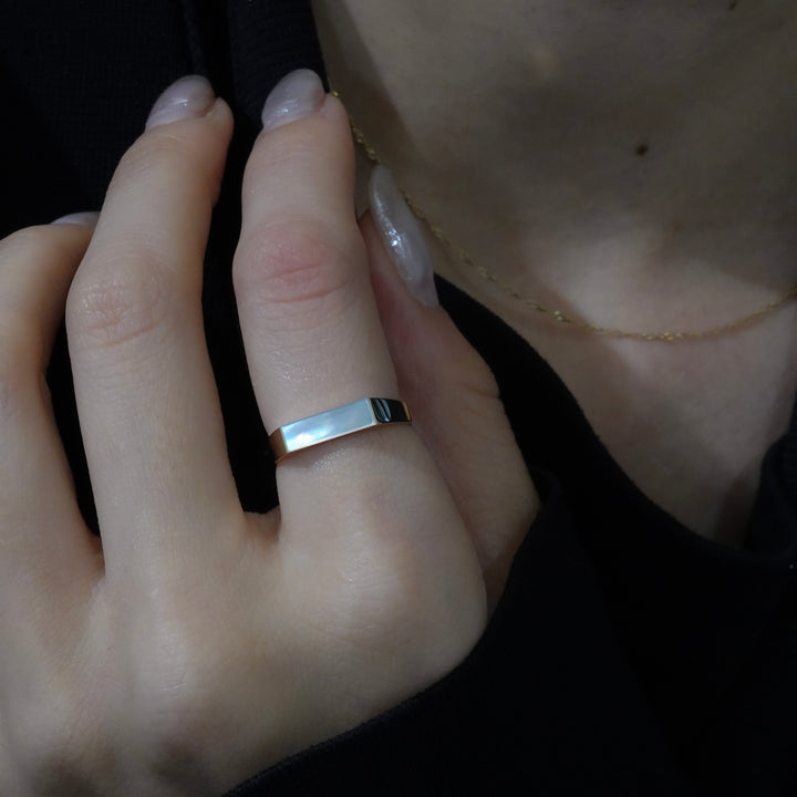 NARROW SHELL SIGNET RING