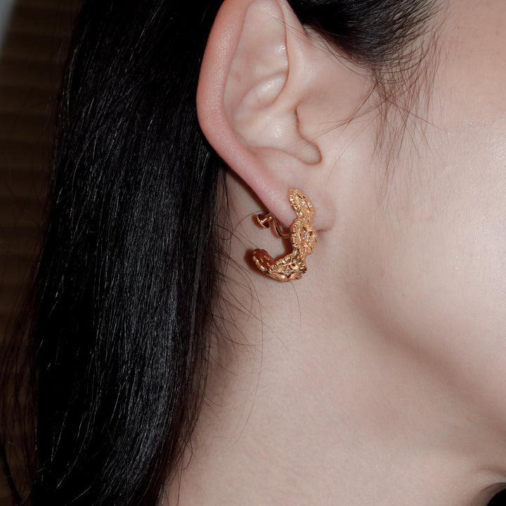 フィレンツェ彫りフラワーイヤリング(K23GP)