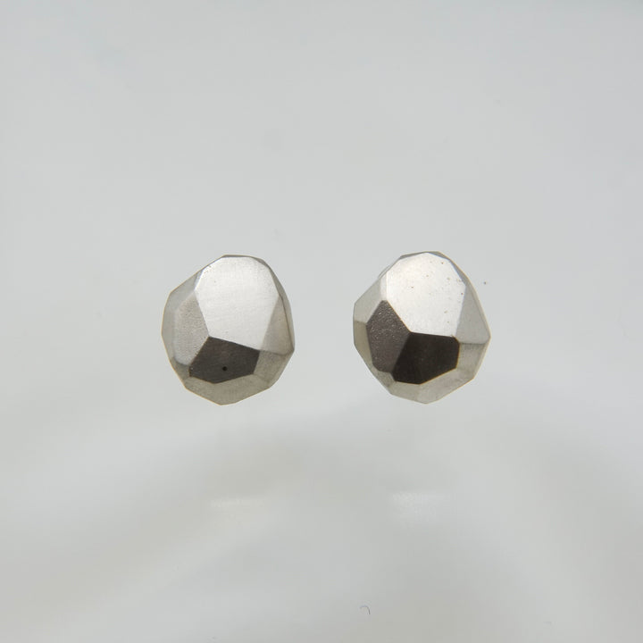 Neutral M earring
