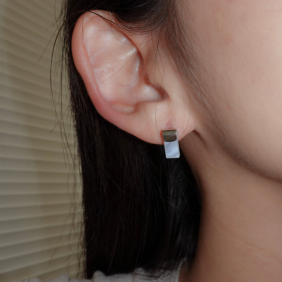 HASAMU pierced earrings gemstone square