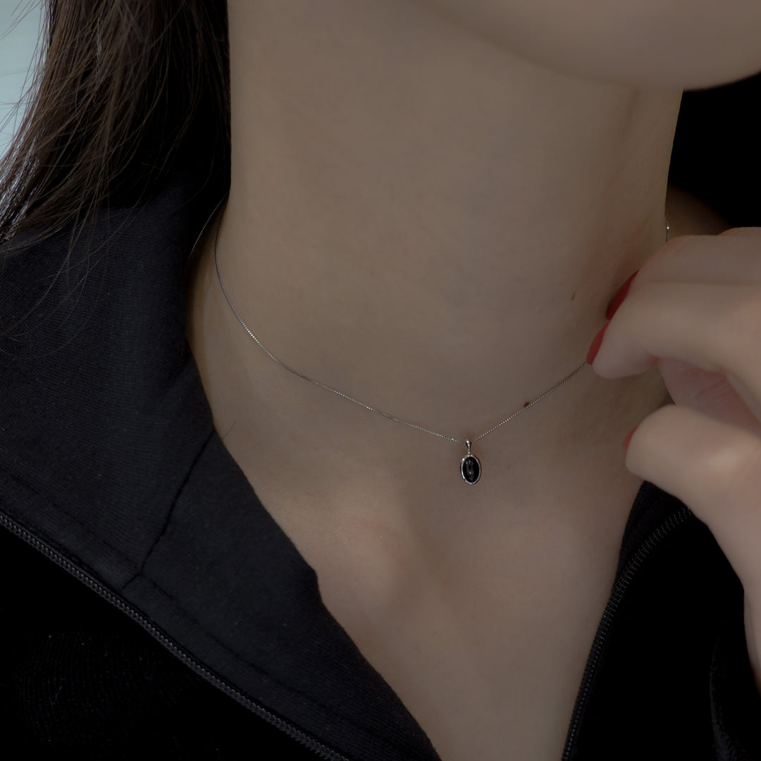 petit amulet necklace (Pt900 x onyx)