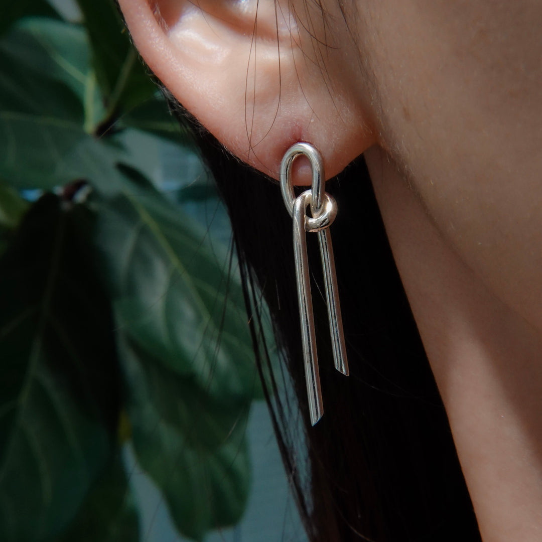 THREADS Silver R Pierced Earrings