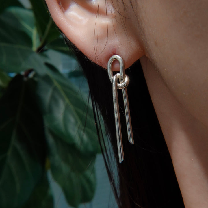 THREADS Silver R Pierced Earrings