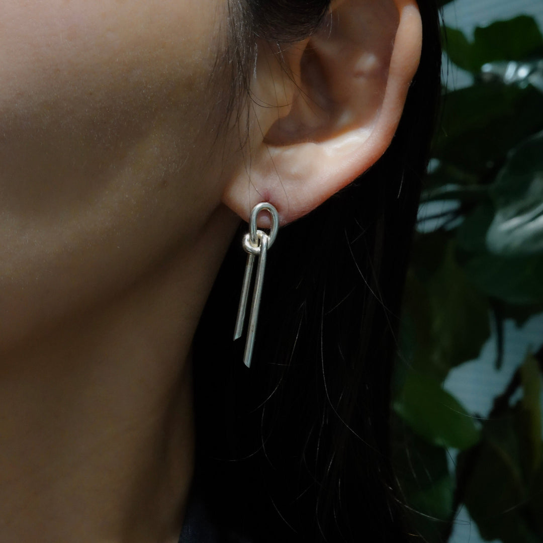 THREADS Silver R Pierced Earrings