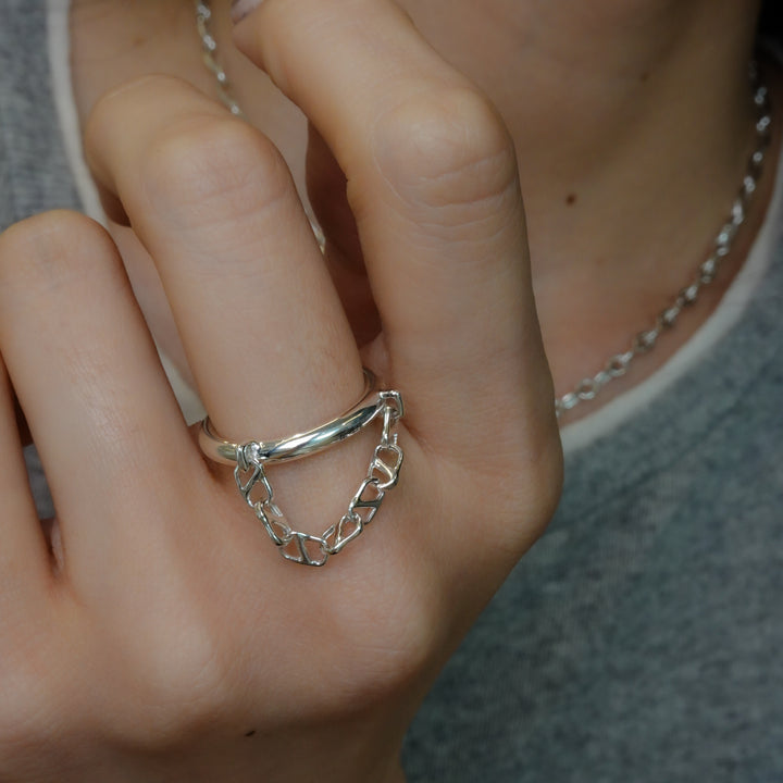 Oval line ring
