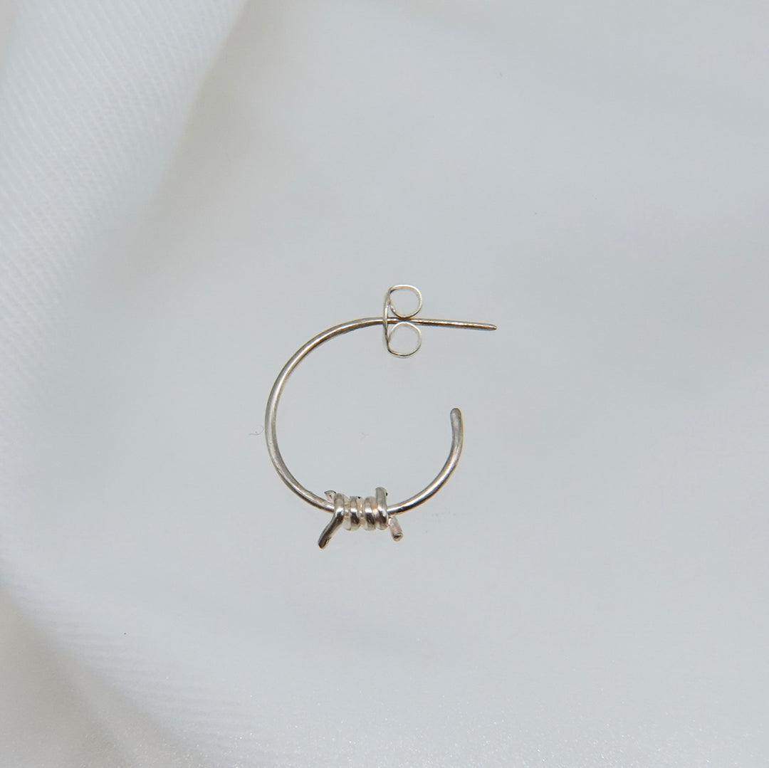 有刺鉄線ピアス