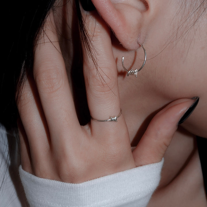 有刺鉄線ピアス