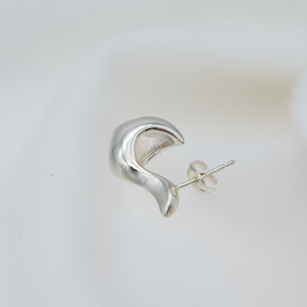 KĀNTI / Fang earring